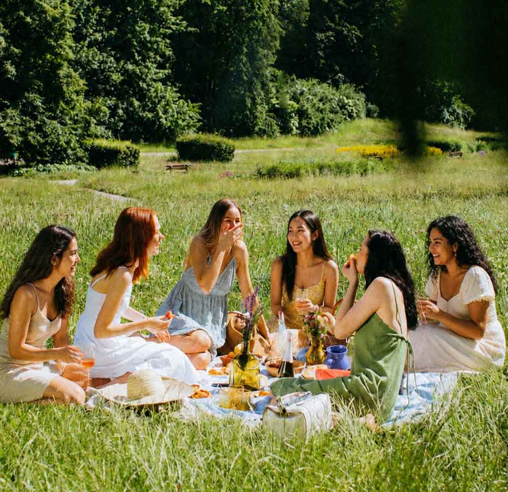 Svetara members at a relaxed outdoor picnic